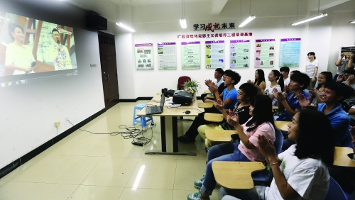 广西师大育才校区的同学们跟着演出欢呼喝彩。记者　唐侃　摄