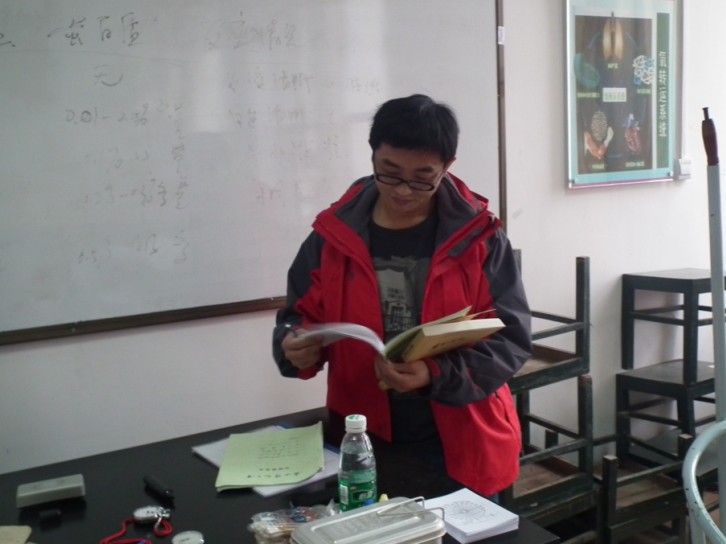 贵阳学院体育学院老师翻看实验室实验记录