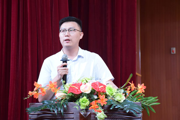 专业教师代表凡文吉老师上台致辞.jpg