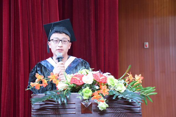 毕业生代表耿超越同学发言.jpg