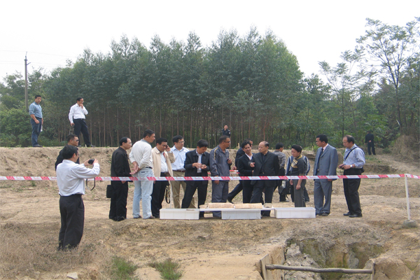 国家文物局副局长童明康视察我校考古学专业师生在草鞋村的考古工地