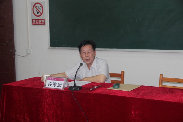 中国版协年鉴工作委员会主任许家康在讲课