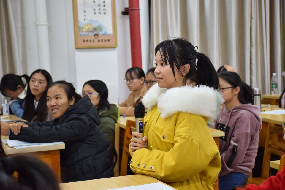 同学们踊跃提问.jpg