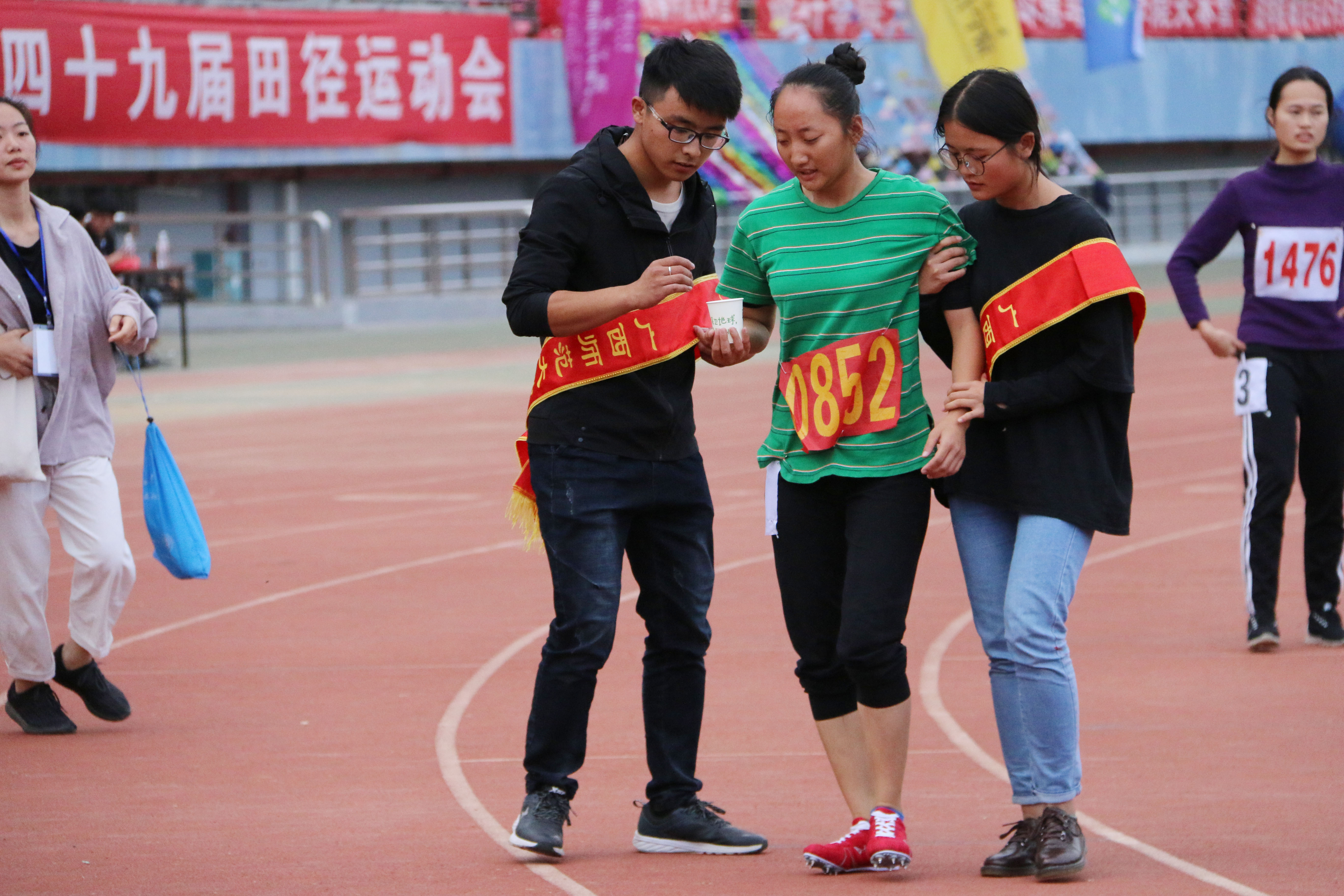 辛勤的志愿者·大通社黄铧摄(5).JPG 辛勤的志愿者·大通社黄铧摄(5).JPG