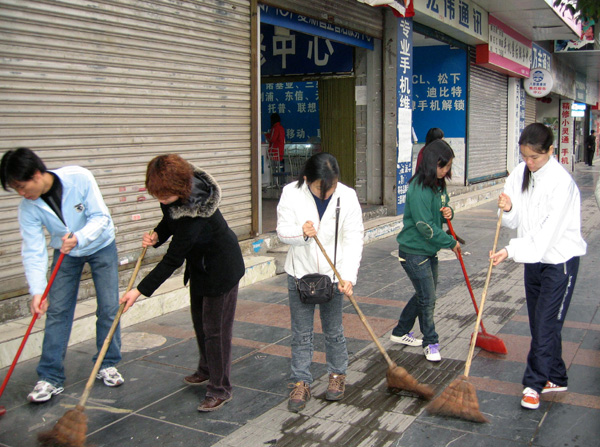 我校青年志愿者正在打扫卫生。