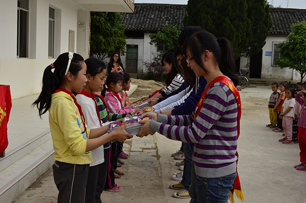 志愿者向各班捐赠图书