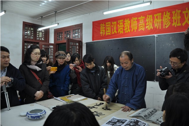 黎东明教授向客人展示书法技艺