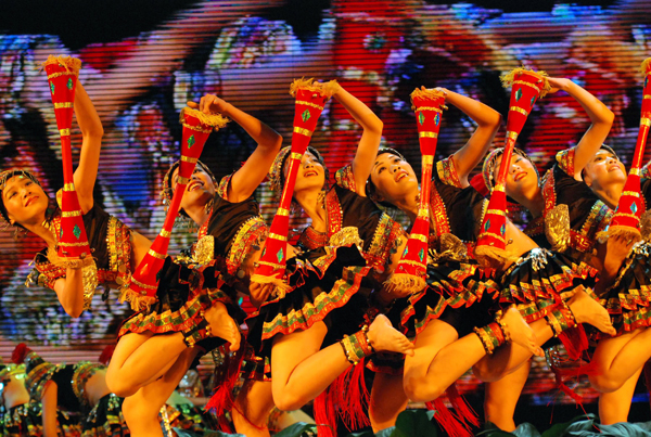 荣获2009年全国第二届大学生艺术展演舞蹈普通组一等奖的女子群舞《瑶，摇，遥》。