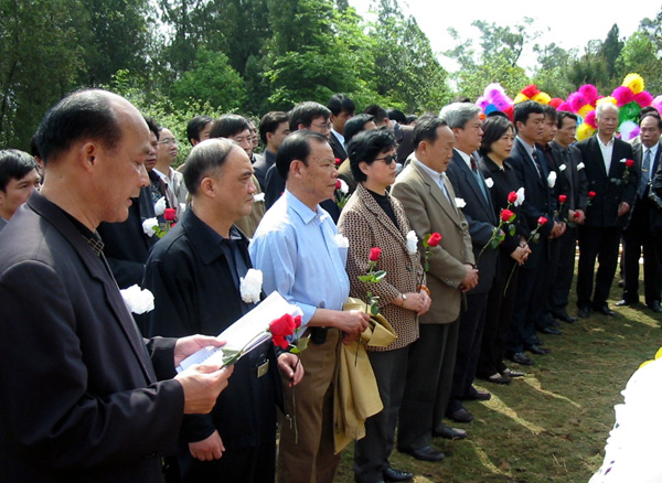 马保之先生亲属、我校师生代表及桂林市政协代表在马保之先生墓前表达哀思。