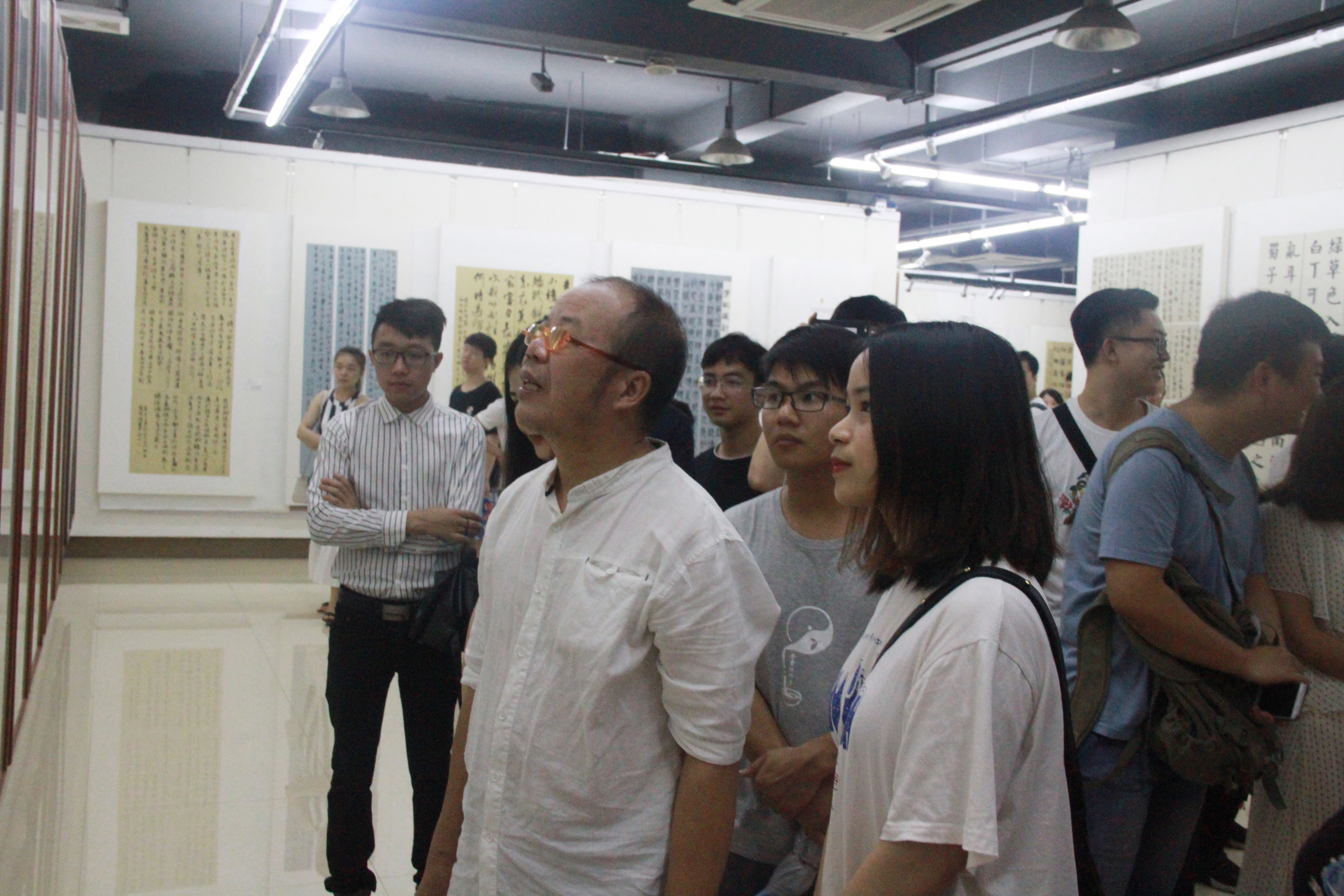 师生参观书法作品11.jpg