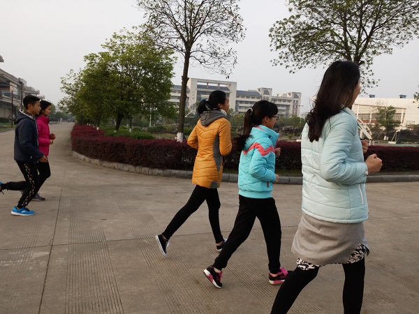 活动二：同学们在晨跑