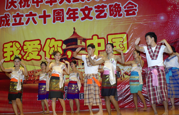 泰国本土汉语教师们为大家表演具有浓厚泰国特色的民间舞或蹈。