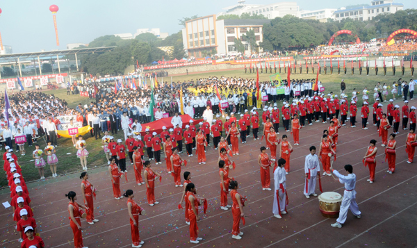 法学院的入场式里加入了腰鼓表演，打出了“更高更快                    </div></div>
                                <!--新闻内容结束-->

                                <div class=