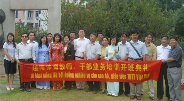 我校老师与代表团合影