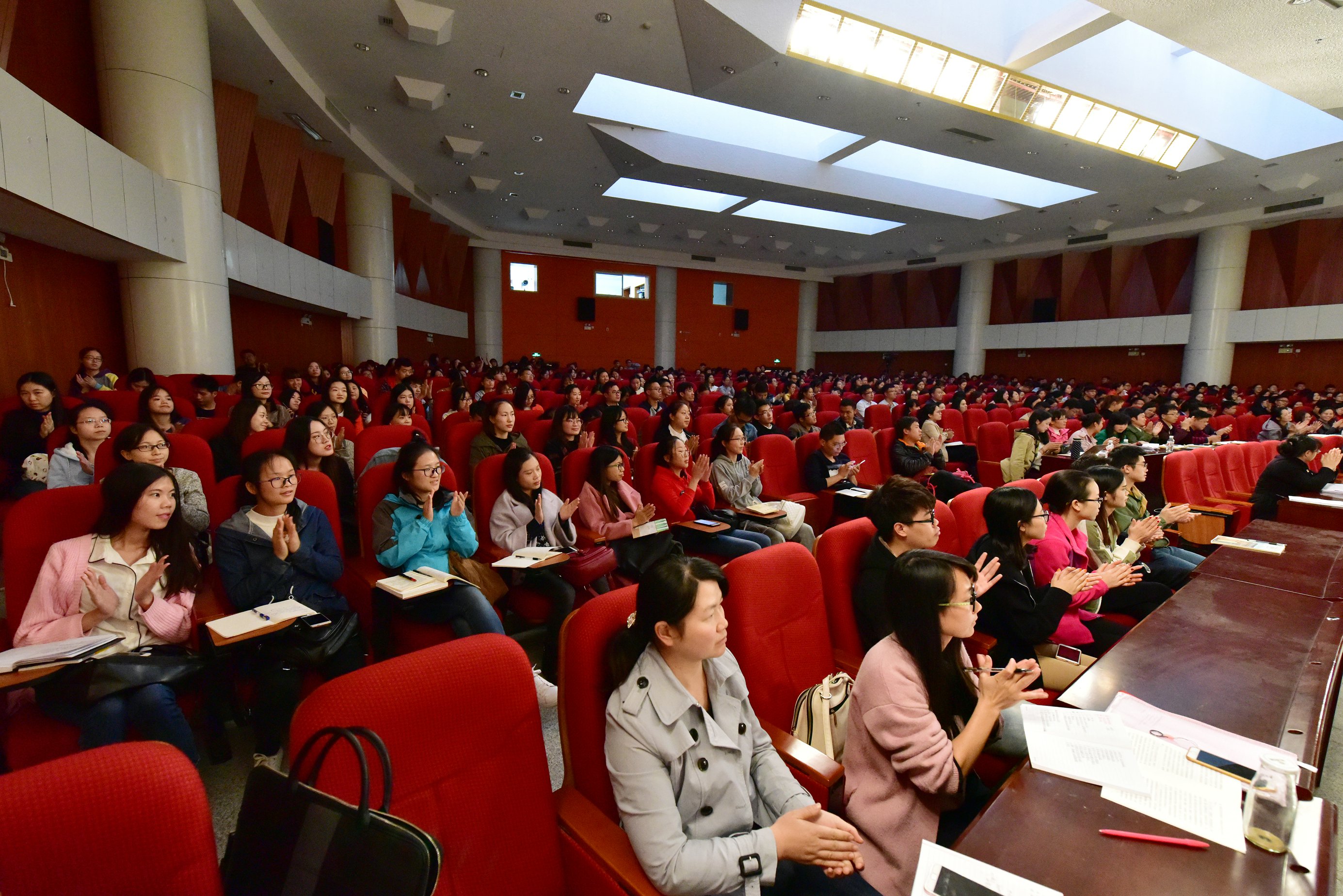 报告会现场2 .JPG