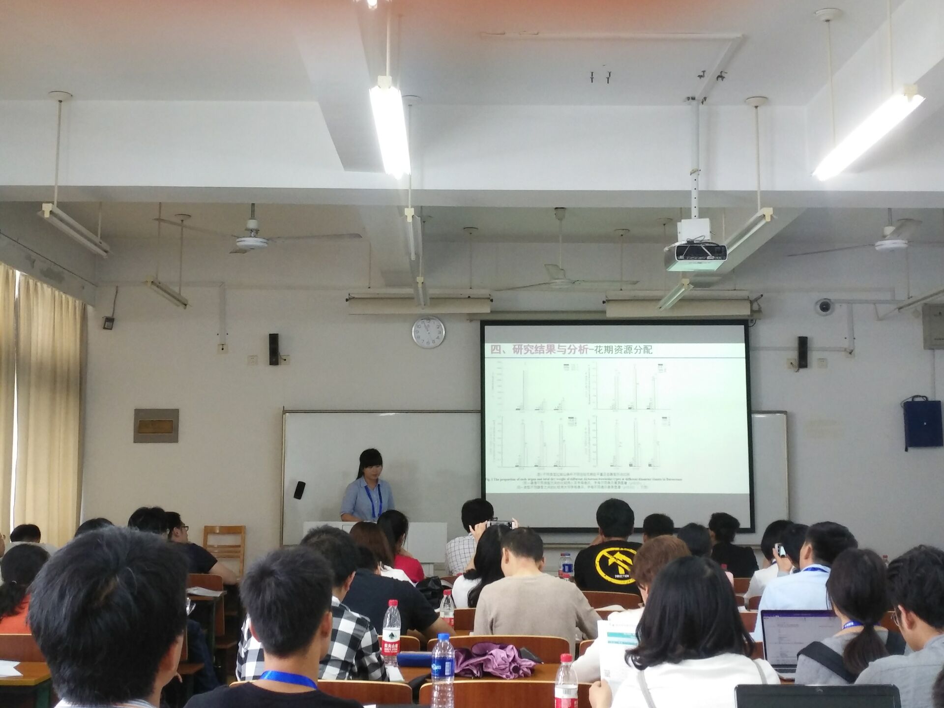 2016级生态学专业研究生莫燕华作学术报告.jpg