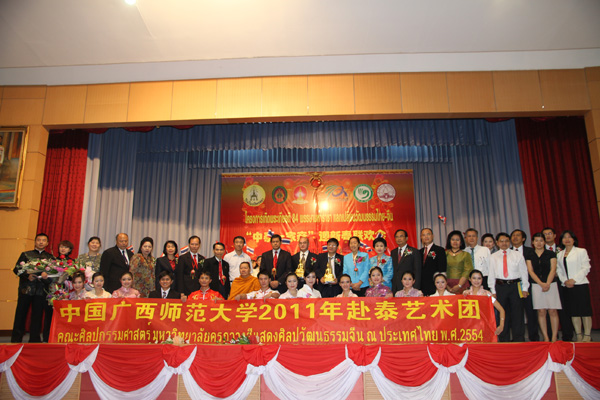 在索苏南塔皇家大学演出现场