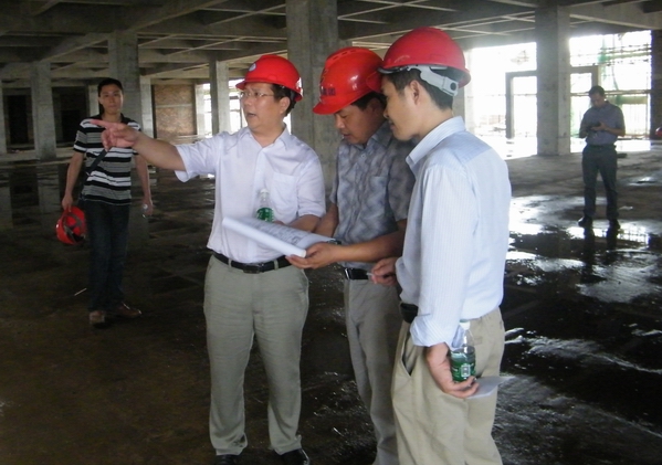 覃卫国副校长指导现场施工