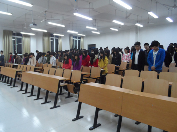 同学们为遇难同胞默哀