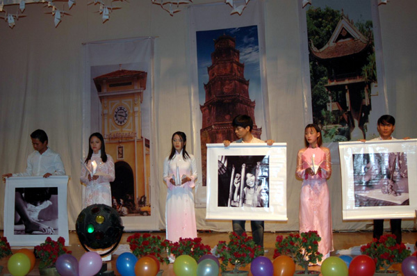 越南留学生在表演节目。