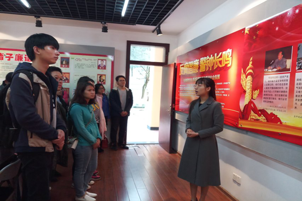 经济管理学院党员代表在反腐倡廉教育厅内认真听讲.png