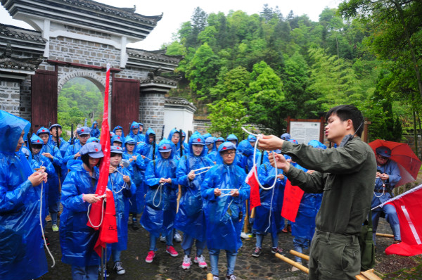 户外的现场教学中,大学生记者们认真学习绳索的绑法
