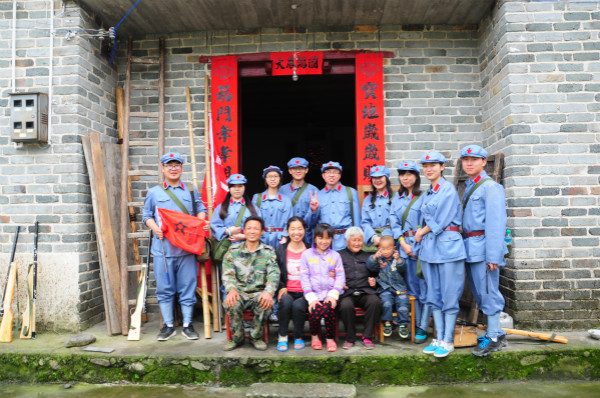 大学生记者入户调查,与农民们合影留念