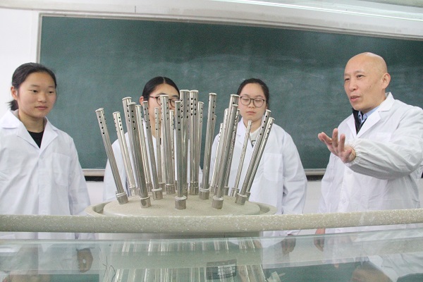 杨毅老师指导成员.JPG 杨毅老师指导成员.JPG