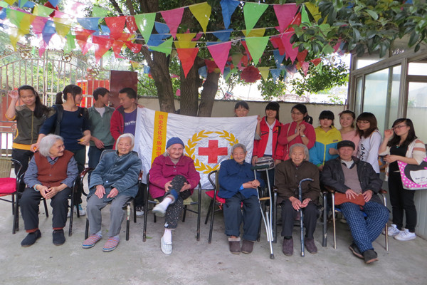 临别时同学们和老人们合影留念