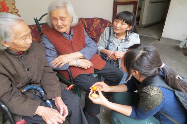 同学们陪老人们聊天