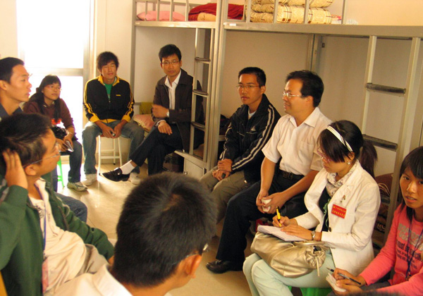 师生党员首先与雁山校区的新生党员在宿舍座谈。