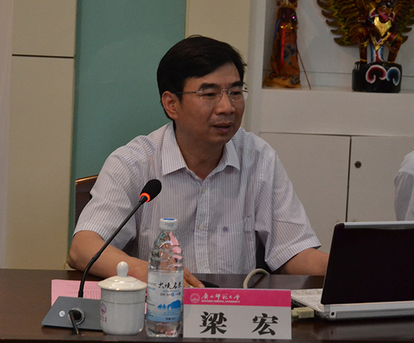 校长梁宏汇报学校情况