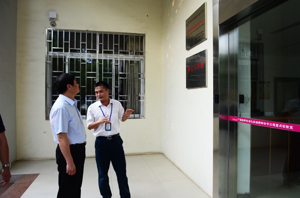 卢能干来到重点实验室