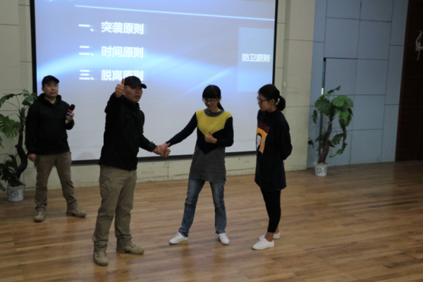 教官演示防卫技巧.png