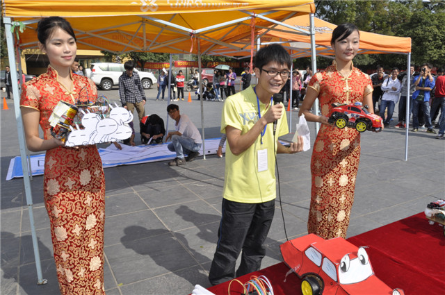 选手在为评委们介绍自己参赛作品的设计理念