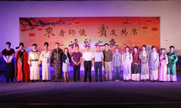 6广西师范大学校党委副书记赵铁老师与《桃花扇》演员合影.jpg