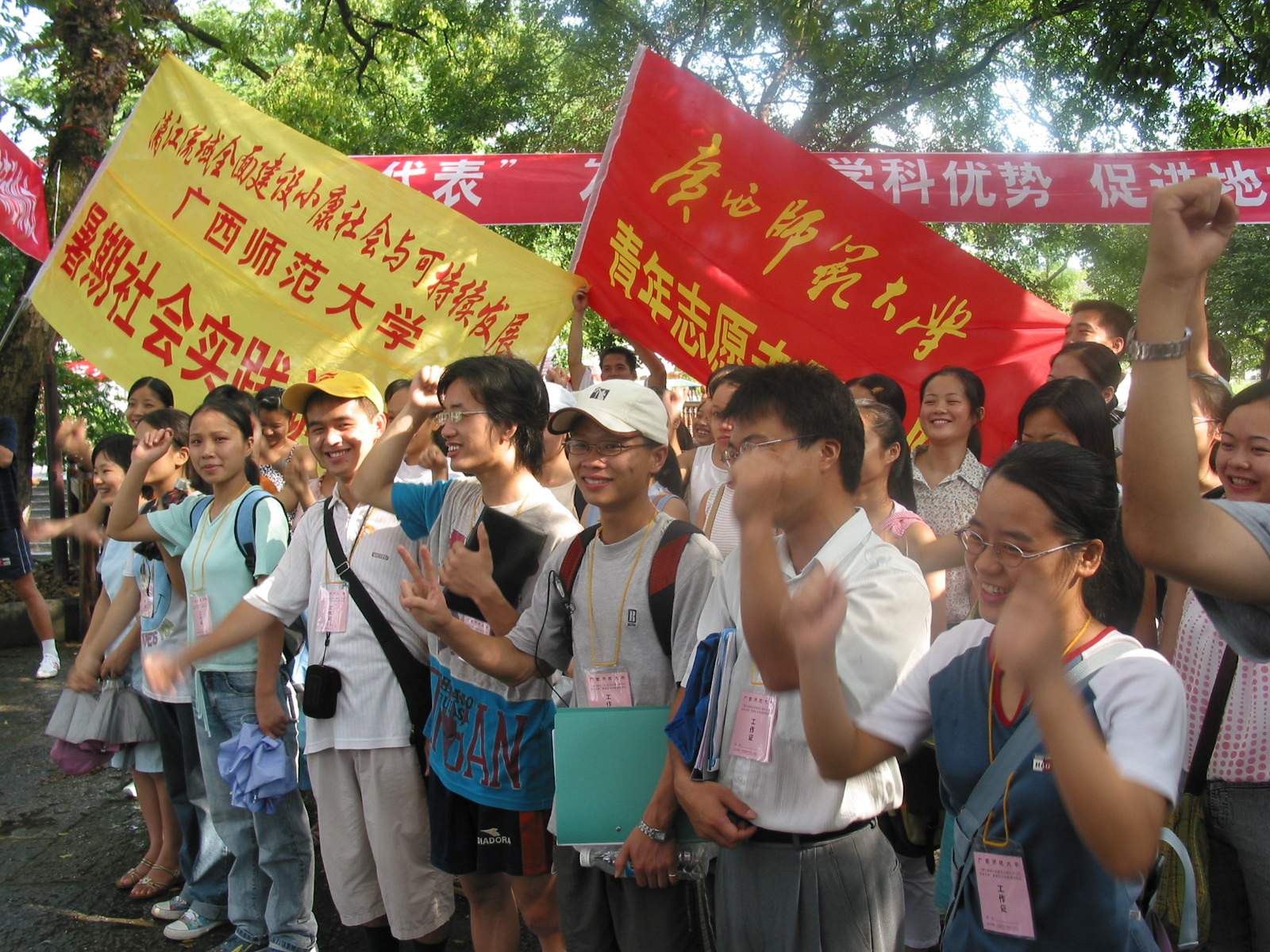 7月7日下午4：30时，我校在桂林市兴安县风景秀美的灵渠边上举行今年暑期“三下乡”活动启动仪式。图为我校
