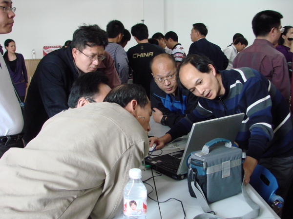 互动课堂上学员们在进行探究交流
