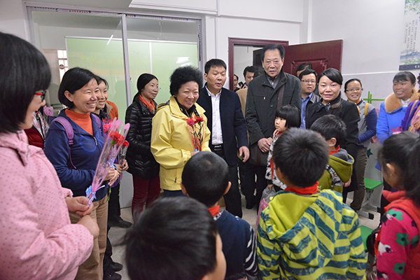 留守儿童给“双高”女教师们献上一束束康乃馨