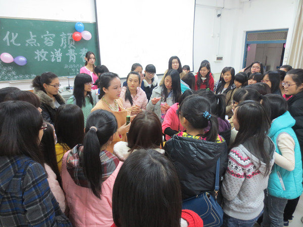 现场讲授化妆技巧