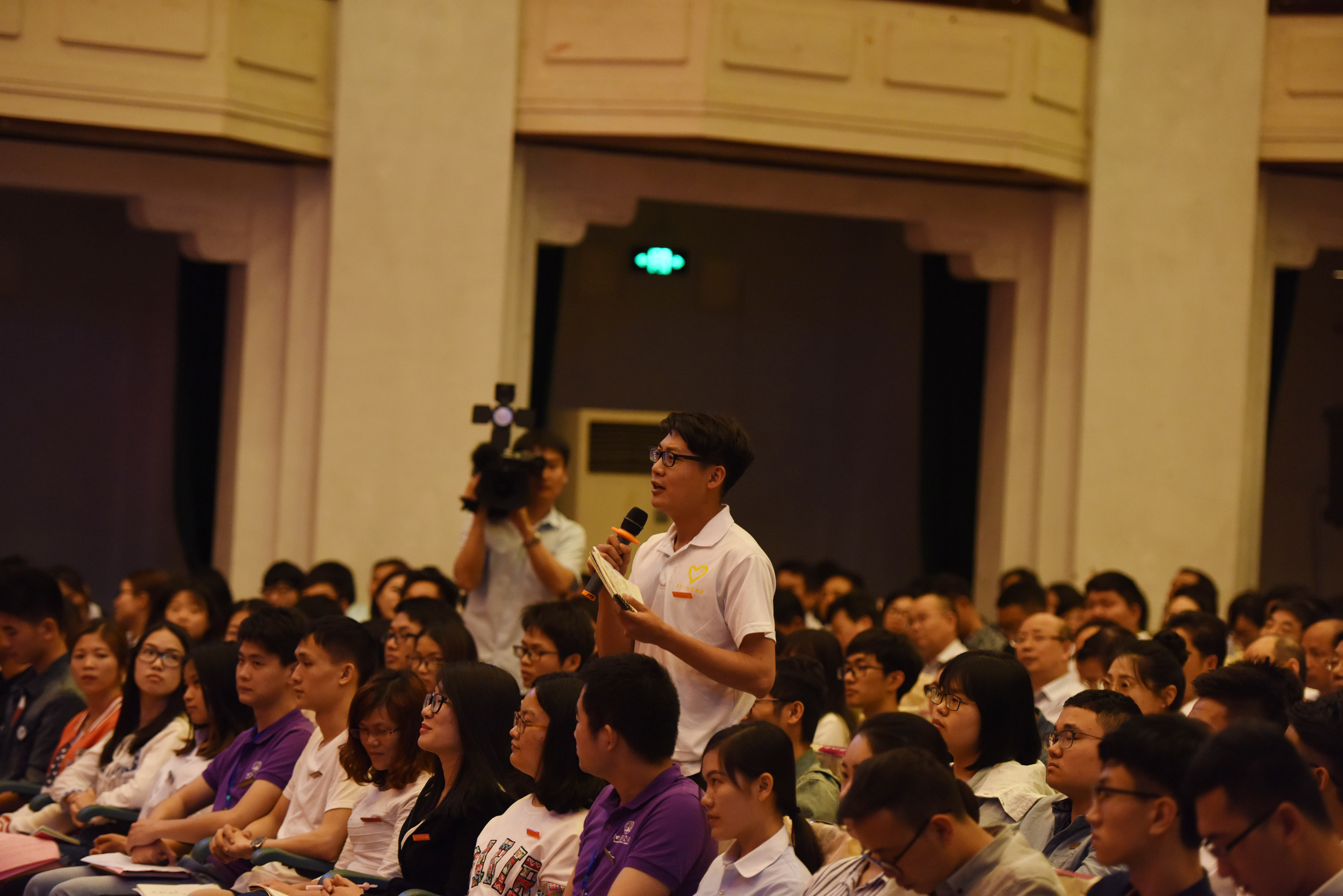 1 我校研究生程鹏瑜向彭清华书记提问.jpg 1 我校研究生程鹏瑜向彭清华书记提问.jpg