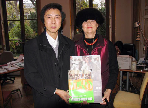 巴黎国立高等美术学院国际部主任薇罗尼克哈班乐卡尔接受叶峰教授赠书。