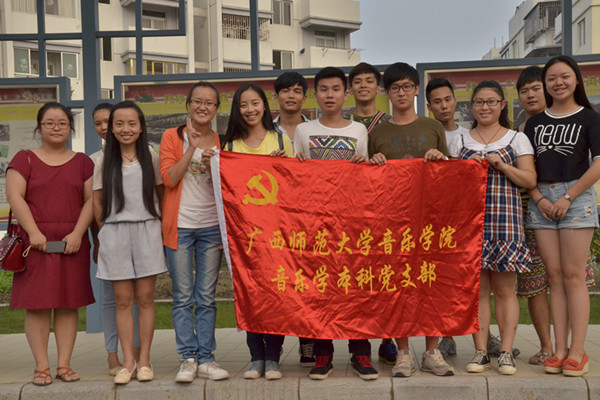 参加共建活动的本科生党                    </div></div>
                                <!--新闻内容结束-->

                                <div class=