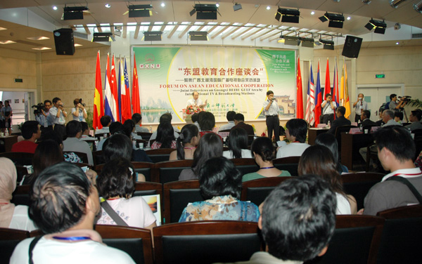 “东盟教育合作座谈会暨聚焦广西北部湾国际广播电视联合采访活动”在我校举行。