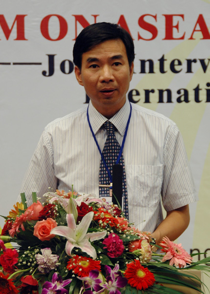 我校校长梁宏博士发言。