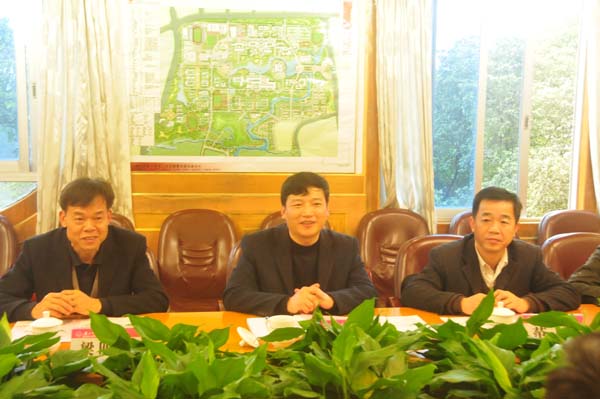 贺州学院院长解庆林（中）在座谈会上