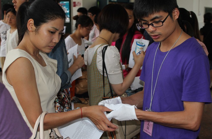 考生按指纹进场