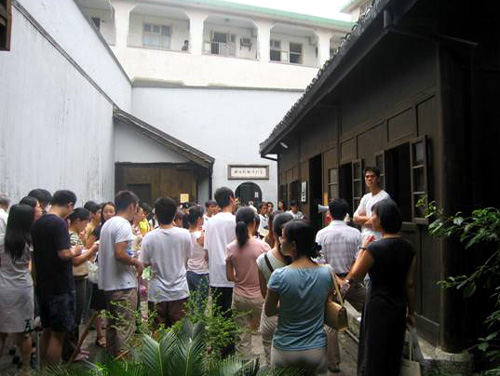 学生党员在八路军办事处参观学习。