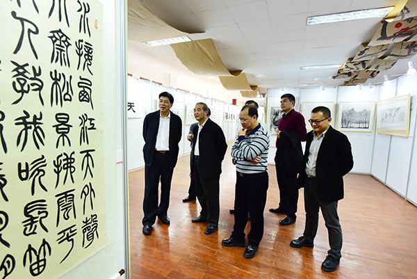 7  嘉宾参观展览（前排左起：叶兆泉，黄家城，白晓军，张明）.JPG