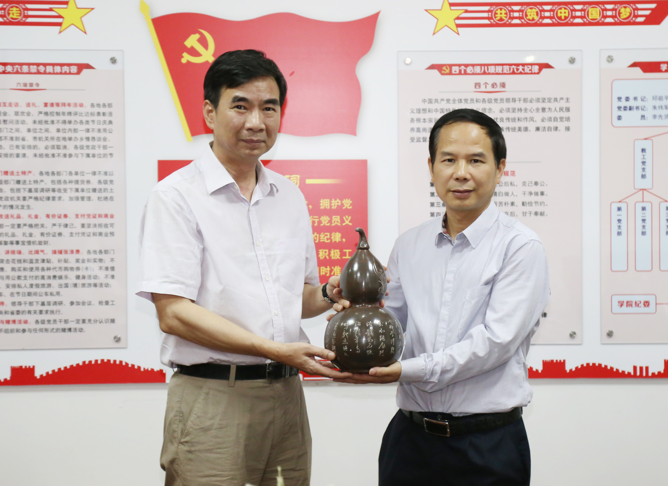 梁宏代表自治区科协向李先贤教授送上雕刻有“全国科技工作者日”特制纪念品99.jpg 梁宏代表自治区科协向李先贤教授送上雕刻有“全国科技工作者日”特制纪念品99.jpg